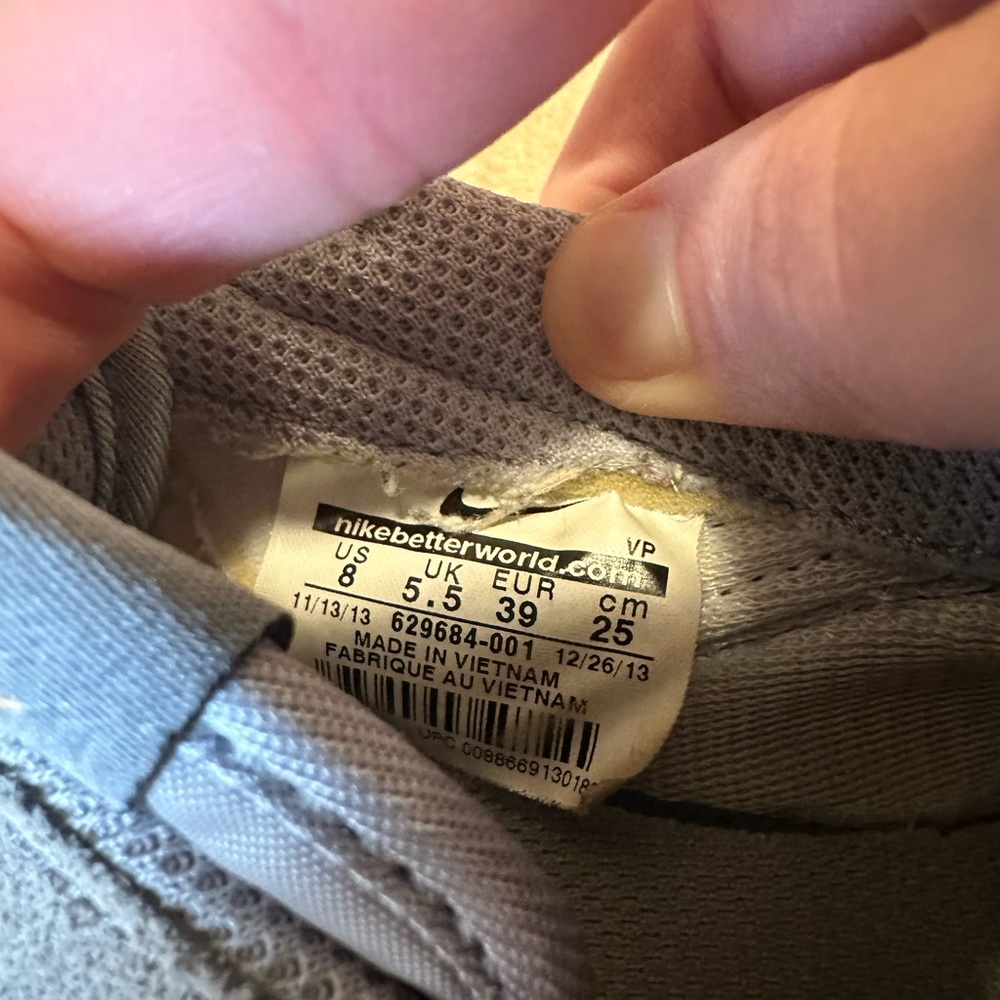 Nike shoes - Picture 2 of 3